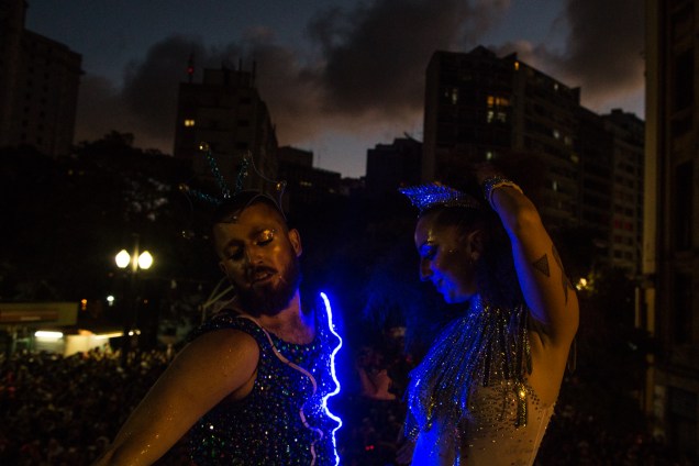 Com a fantasia já deteriorada pela folia, os fundadores do bloco LGBT Sereianos dançam durante a chegada ao Largo do Paissandu, onde o bloco tem sua dispersão