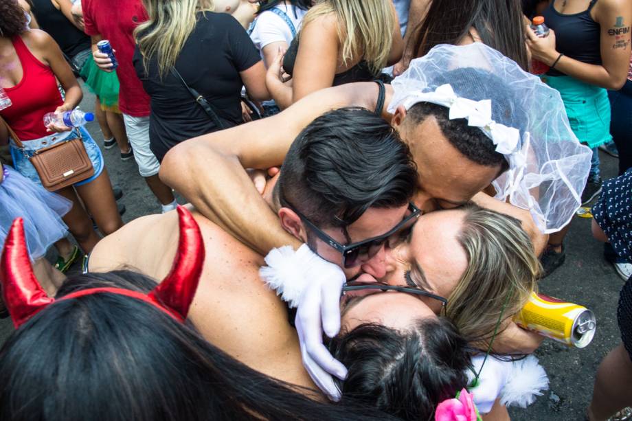 Com a tradição de se vestir para casar, o público do bloco Casa Comigo aproveita para procurar seus pares