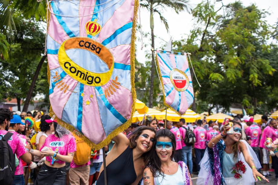 Foliãs seguram o estandarte do Bloco Casa Comigo durante o desfile que foi do Instituto Tomie <span>Ohtake ao Largo da Batata, em Pinheiros, São Paulo</span>