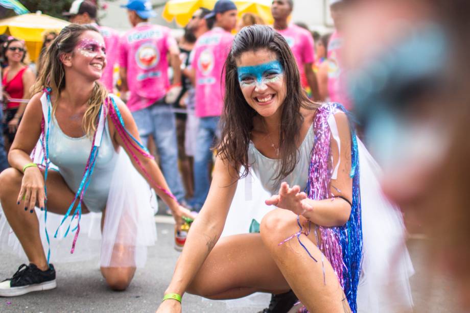 Na comissão de frente do bloco, vestidas de noiva, mulheres dançam animando o público ao redor do trio elétrico