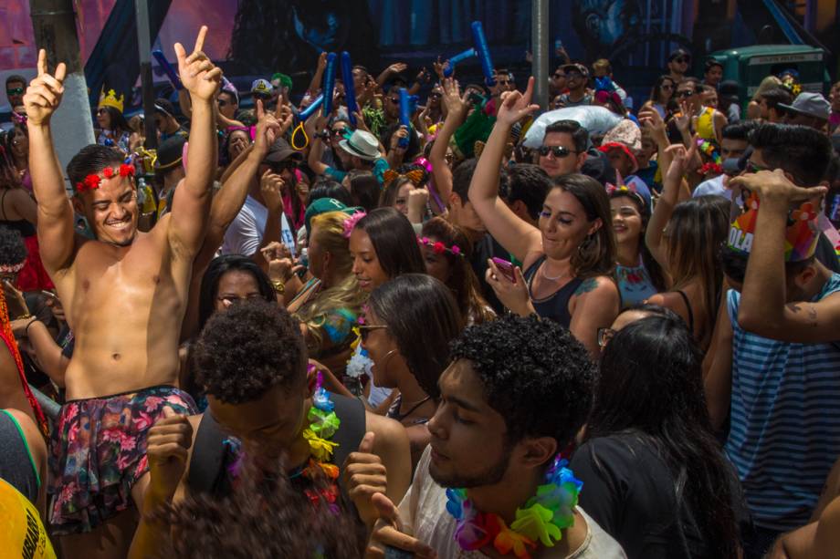 Foliões curtem o bloco Gambiarra, que, além do cantor Tiago Abravel, contou com a participação especial de Gloria Groove, Silvetty Montilla, Ludmillah Anjos e Regina Schazzitt