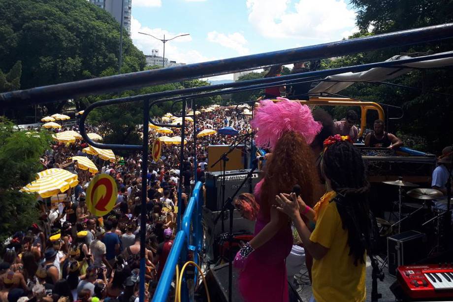 Pela primeira vez, a Avenida 23 de Maio é palco do carnaval de rua paulistano, o bloco Domingo Ela Não Vai desfila por lá nesta tarde - 11/02/2018
