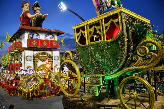 Carro alegórico da escola Tom Maior, na primeira noite de desfiles do carnaval de São Paulo