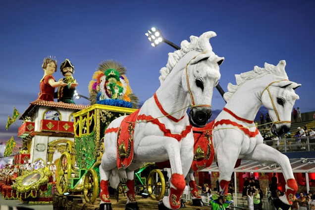 Carro alegórico da escola Tom Maior, na primeira noite de desfiles do carnaval de São Paulo