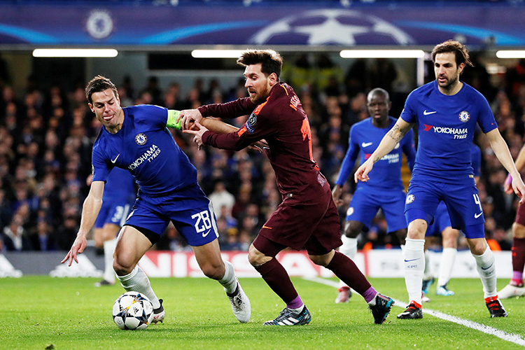 Messi, do Barcelona, em disputa de bola com Azpilicueta, do Chelsea
