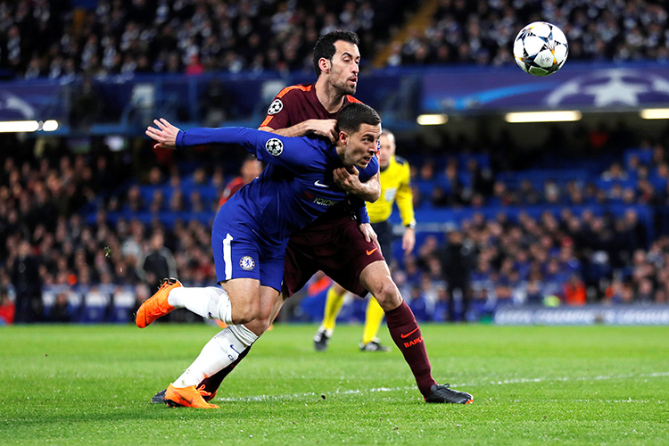 Soccer Football - Champions League Round of 16 First Leg - Chelsea vs FC Barcelona - Stamford Bridge, London, Britain - February 20, 2018   Chelsea's Eden Hazard in action with Barcelona’s Sergio Busquets    REUTERS/Eddie Keogh