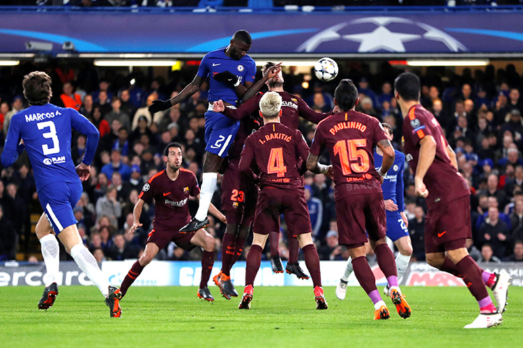 Lance de escanteio na partida entre Chelsea e Barcelona, pela Liga dos Campeões, em Londres