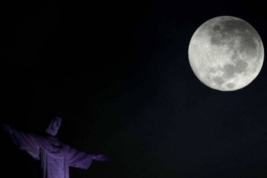 Superlua é vista ao lado do Cristo Redentor no Rio de Janeiro, durante uma mesma noite de fenômenos astrológicos foram observáveis a Superlua Azul e a de Superlua de Sangue - 01/02/2018