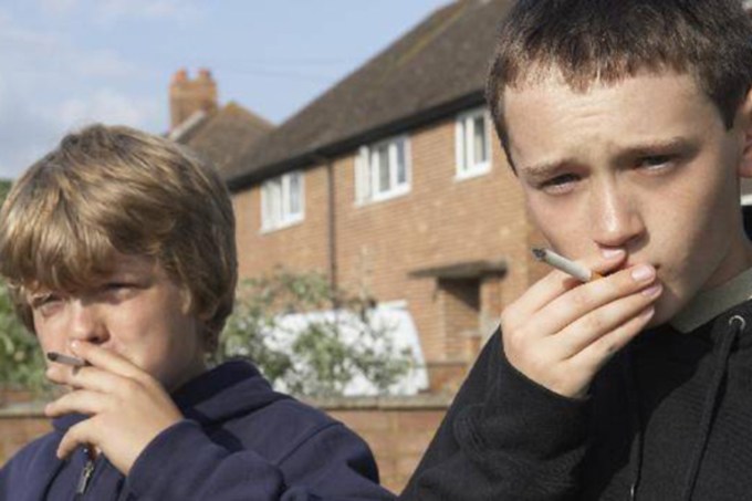 Duas crianças fumando