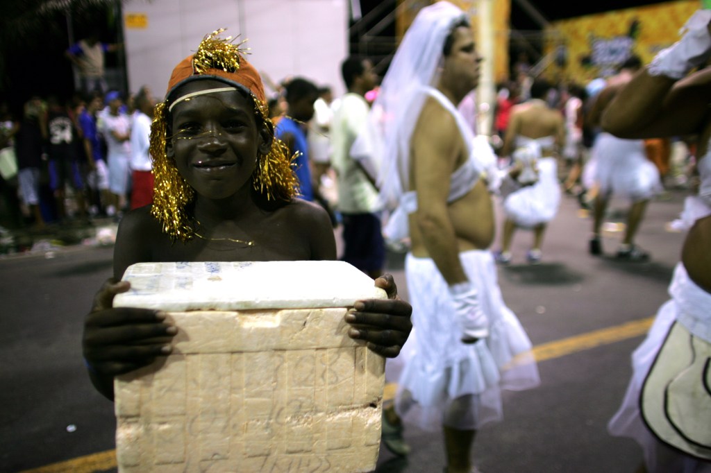 Criança trabalhando no Carnaval da Bahia
