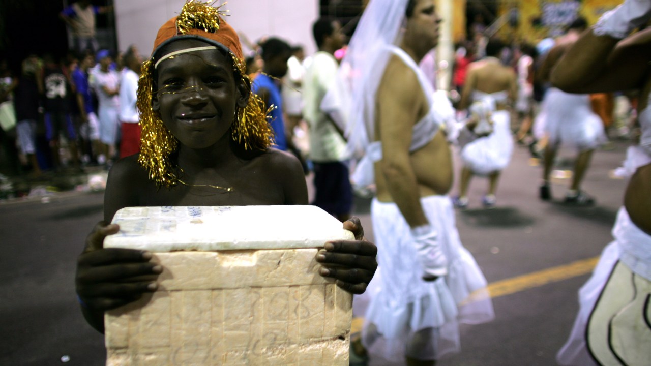 Criança trabalhando no Carnaval da Bahia