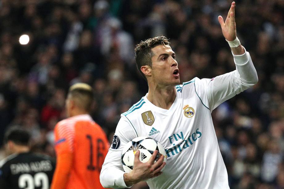 Cristiano Ronaldo, do Real Madrid, comemora após marcar de pênalti o gol de empate contra o PSG