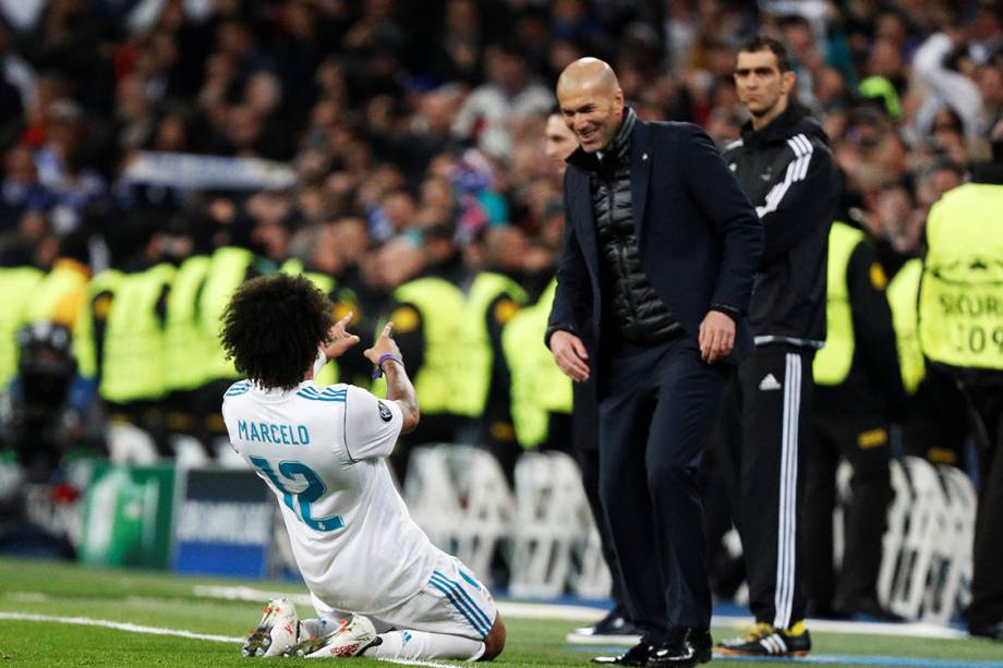 Marcelo comemora com o técnico Zidane, após marcar o terceiro gol do Real Madrid contra o PSG