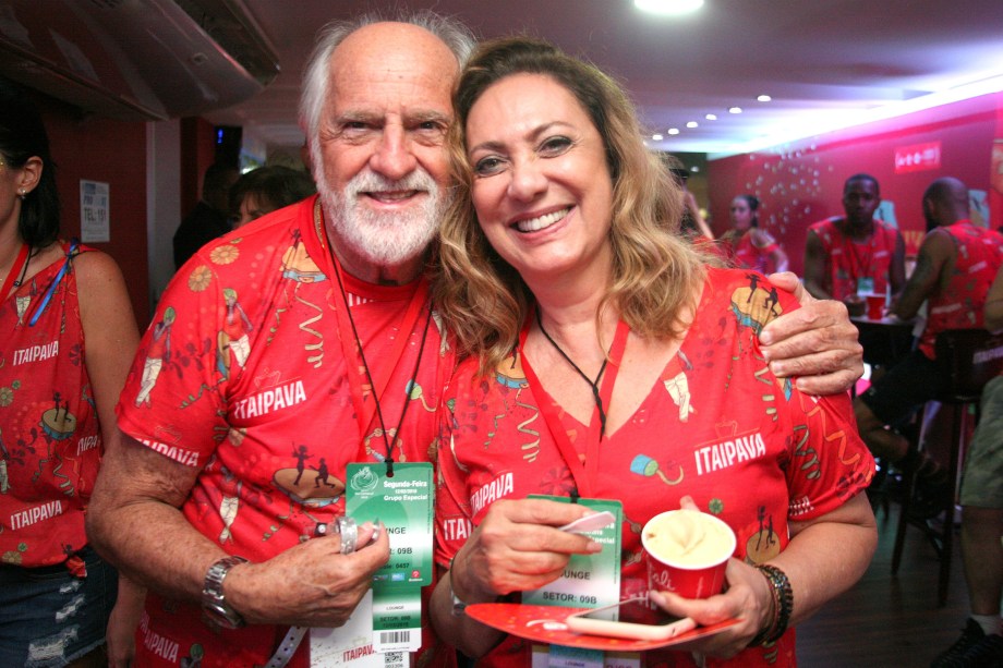Eliane Giardini e Ary Fontoura curtem o carnaval carioca do Camarote Itaipava, no sambódromo da Marques de Sapucaí - 12/02/2018