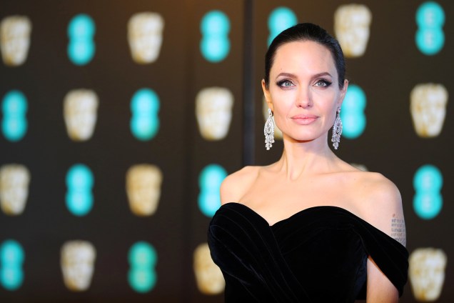 Angelina Jolie posa para foto no tapete vermelho, antes da premiação do BAFTA, em Londres - 18/02/2018