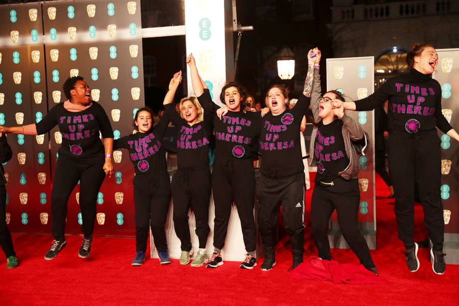 Manifestantes protestam no tapete vermelho, antes da premiação do BAFTA, em Londres - 18/02/2018