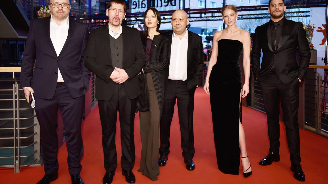 Da esquerda para direita: o ator Piotr Gasowski, o produtor Artem Vasilyev, a figurinista Elena Okopnaya, o diretor Aleksey German, a atriz Svetlana Khodchenkova e o ator Milan Maric, posam para foto no tapete vermelho do Festival de Cinema de Berlim,antes da exibição do filme ´Dovlatov´ - 17/02/2018