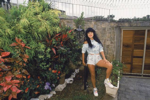 Mara Maravilha no jardim da sua casa em São Paulo no ano de 1990 Mara Maravilha no jardim da sua casa em São Paulo no ano de 1990