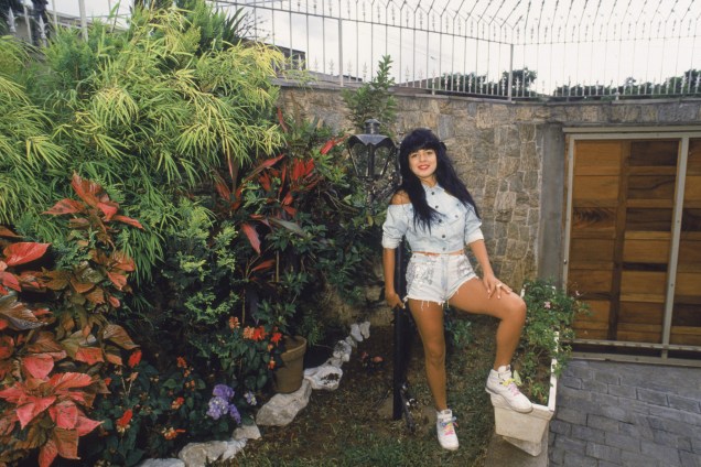 Mara Maravilha no jardim da sua casa em São Paulo no ano de 1990