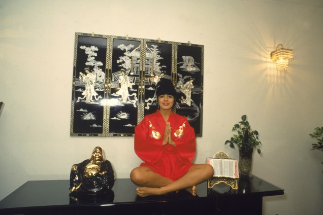 Mara Maravilha, apresentadora de TV, em sua casa em São Paulo no ano de 1990