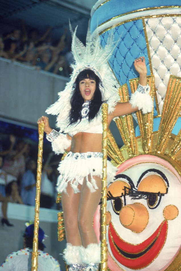 Mara Maravilha no desfile da Escola de Samba Beija-Flor, na Marquês de Sapucaí em 1992