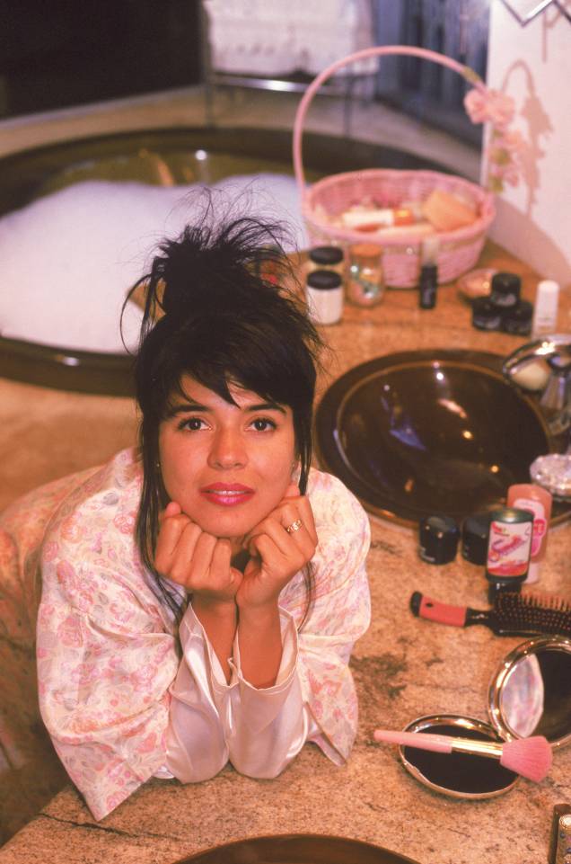 Mara Maravilha no banheiro de sua casa, no Condomínio Jardim da Montanha, na Serra da Cantareira em 1996 Mara Maravilha no banheiro de sua casa, no Condomínio Jardim da Montanha, na Serra da Cantareira em 1996
