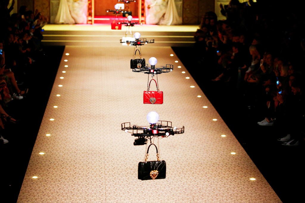 Drones carregam coleção de bolsas durante desfile da marca Dolce & Gabbana, na Semana de Moda de Milão - 25/02/2018