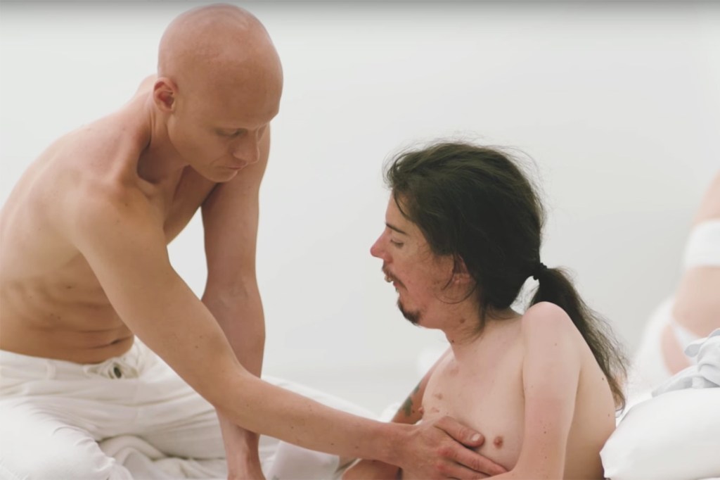 Trecho do filme 'Touch Me Not', dirigido pela roteirista romena Adina Pintilie