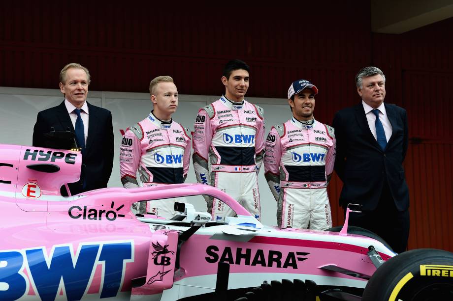 Andrew Green, Diretor Técnico da Force India, os pilotos Nikita Mazepin, Esteban Ocon, Sergio Pérez, e o Diretor de Operações, Otmar Szafnauer, posam para foto ao lado do novo carro VJM11 para a temporada 2018 da Fórmula 1 - 26/02/2018