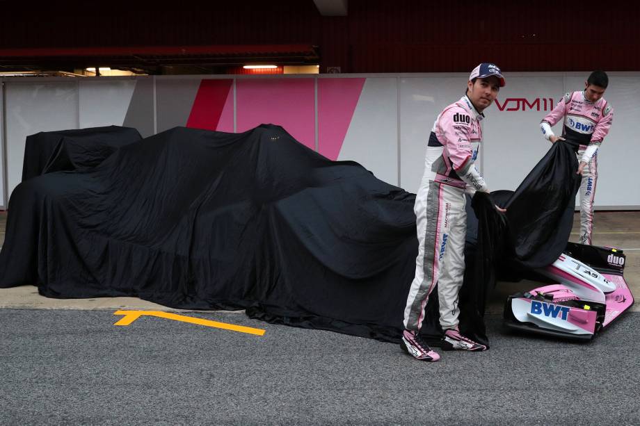 Os pilotos Sergio Perez e Esteban Ocon descobrem o novo carro VJM11, da Force India, durante a apresentação e realização de teste no Circuito da Catalonia, em Barcelona, Espanha - 26/02/2018