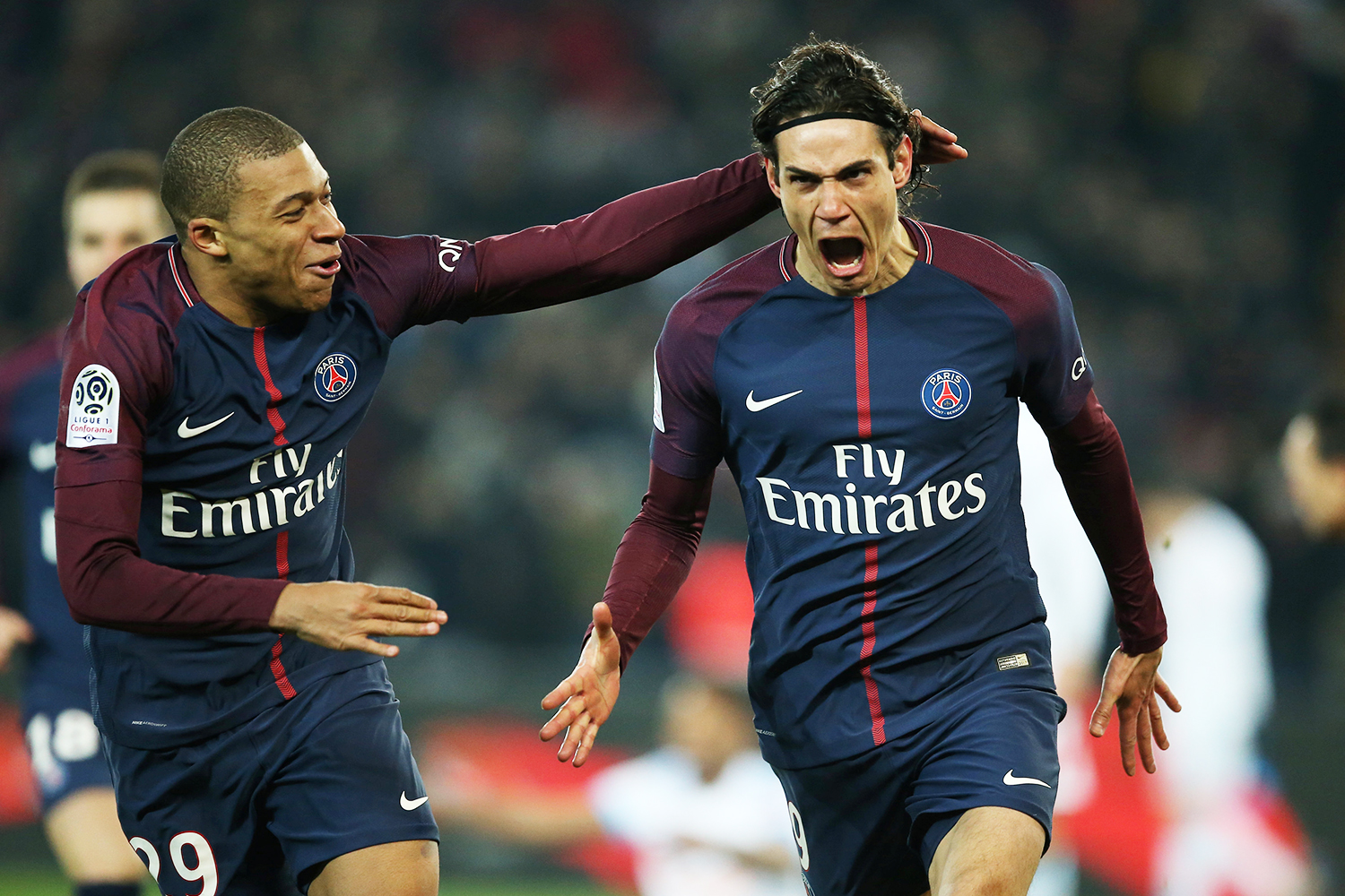 Edinson Cavani e Mbappé comemoram durante partida entre PSG e Olympique de Marselha, válida pelo Campeonato Francês, realizada no estádio Parque dos Príncipes - 25/02/2018