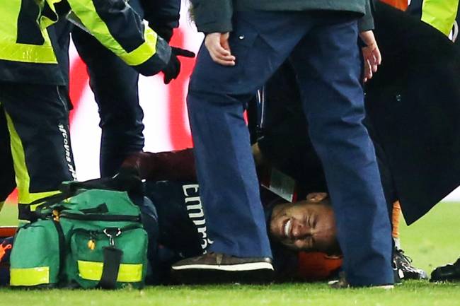 Neymar sofre lesão no tornozelo durante partida entre PSG e Olympique de Marselha - 25/02/2018