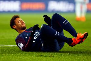 Neymar sofre lesão no tornozelo durante partida entre PSG e Olympique de Marselha - 25/02/2018