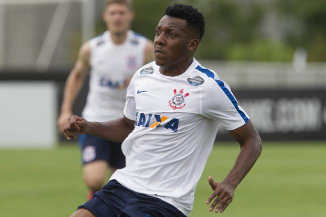 O lateral Moisés durante treino no Corinthians