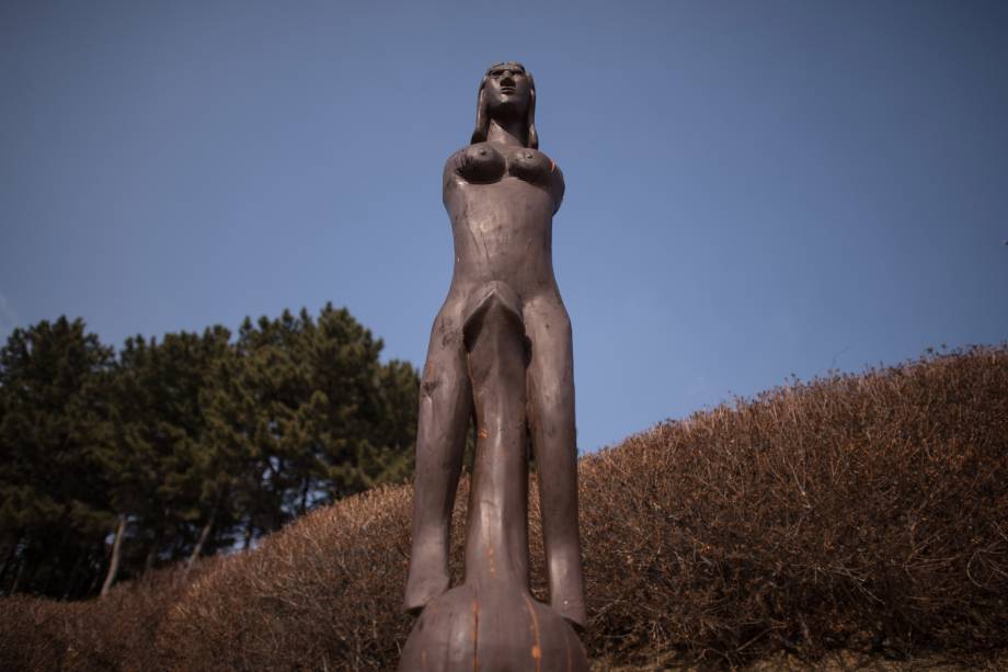 Estátua exibidas no Haesindang 'penis park' em Samcheok, na Coreia do Sul