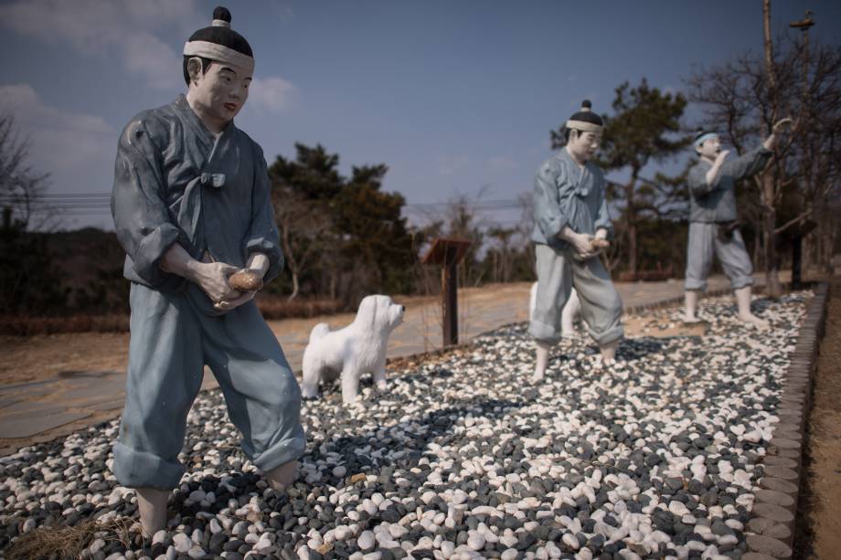 Estátuas de homens com seus pênis a mostra são exibidas no Haesindang 'penis park' em Samcheok, na Coreia do Sul