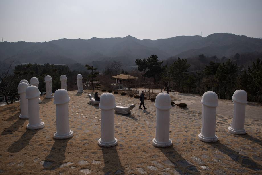 O Haesindang 'penis park' localizado em Samcheok, na Coreia do Sul possui dúzias de estátuas de pênis eretos que ficam distribuídos no parque