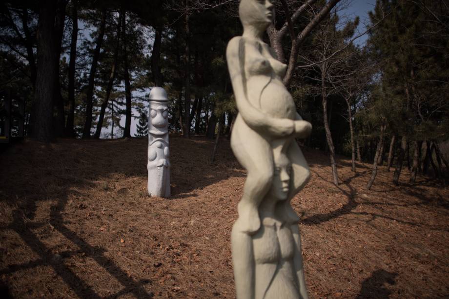 Estátuas exibidas no Haesindang 'penis park' em Samcheok, na Coreia do Sul