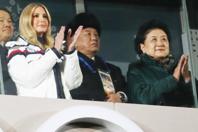 A filha do presidente americano Donald Trump, Ivanka Trump (esq), durante a cerimônia de encerramento dos Jogos Olímpicos de Inverno, em Pyeongchang, na Coreia do Sul - 25/02/2018