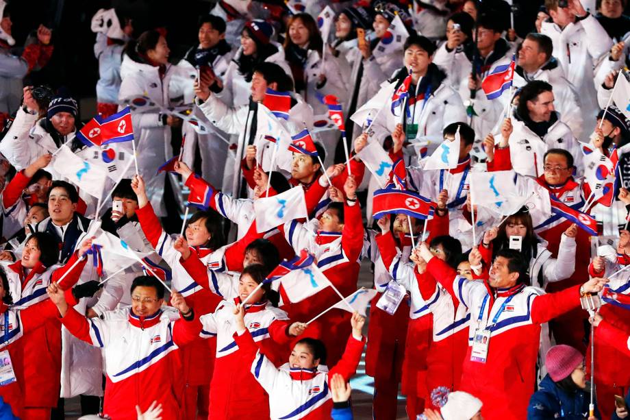 Atletas da Coreia do Sul e do Norte desfilam juntas durante a cerimônia de encerramento dos Jogos Olímpicos de Inverno, em Pyeongchang - 25/02/2018