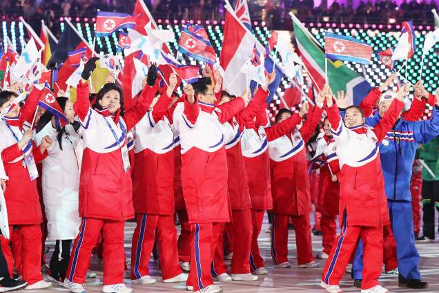 Atletas da Coreia do Sul e do Norte desfilam juntas durante a cerimônia de encerramento dos Jogos Olímpicos de Inverno, em Pyeongchang - 25/02/2018 Atletas da Coreia do Sul e do Norte desfilam juntas durante a cerimônia de encerramento dos Jogos Olímpicos de Inverno, em Pyeongchang - 25/02/2018