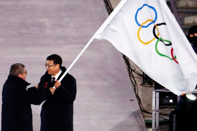 O prefeito de Pequim, Chen Jining, e o presidente do COI (Comitê Olímpico Internacional), Thomas Bach, durante a cerimônia de encerramento dos Jogos Olímpicos de Inverno, em Pyeongchang, na Coreia do Sul - 25/02/2018