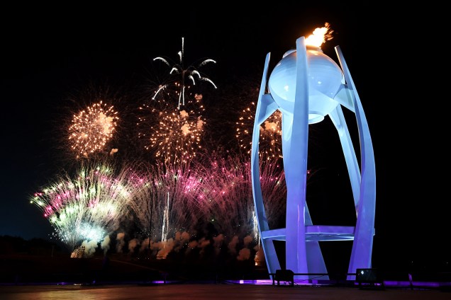 Fogos de artifício explodem atrás da pira olímpica, durante a cerimônia de encerramento dos Jogos Olímpicos de Inverno, em Pyeongchang, na Coreia do Sul - 25/02/2018