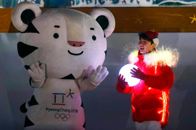 Voluntários participam da cerimônia de encerramento dos Jogos Olímpicos de Inverno, em Pyeongchang, na Coreia do Sul - 25/02/2018