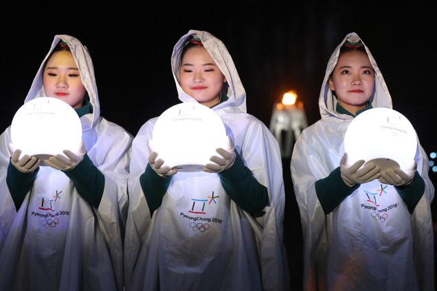 Voluntários durante a cerimônia de encerramento dos Jogos Olímpicos de Inverno, em Pyeongchang, na Coreia do Sul - 25/02/2018