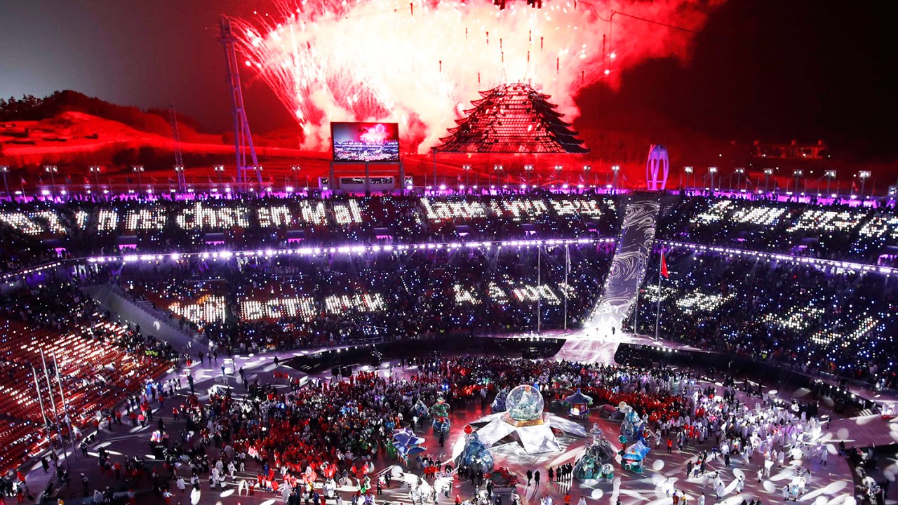 Fogos de artfíicio iluminam o céu de Pyeongchang, na Coreia do Sul, durante a cerimônia de encerramento dos Jogos Olímpicos de Inverno - 25/02/2018