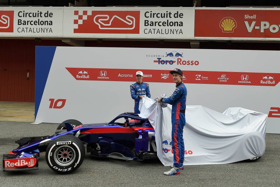 O piloto da Nova Zelândia, Brendon Hartley, da Toro Rosso, e o francês, Pierre Gasly, revelam seu novo carro STR13 durante a apresentação oficial no Circuito da Catalunha, em Montmelo, perto de Barcelona, na Espanha - 26/02/2018