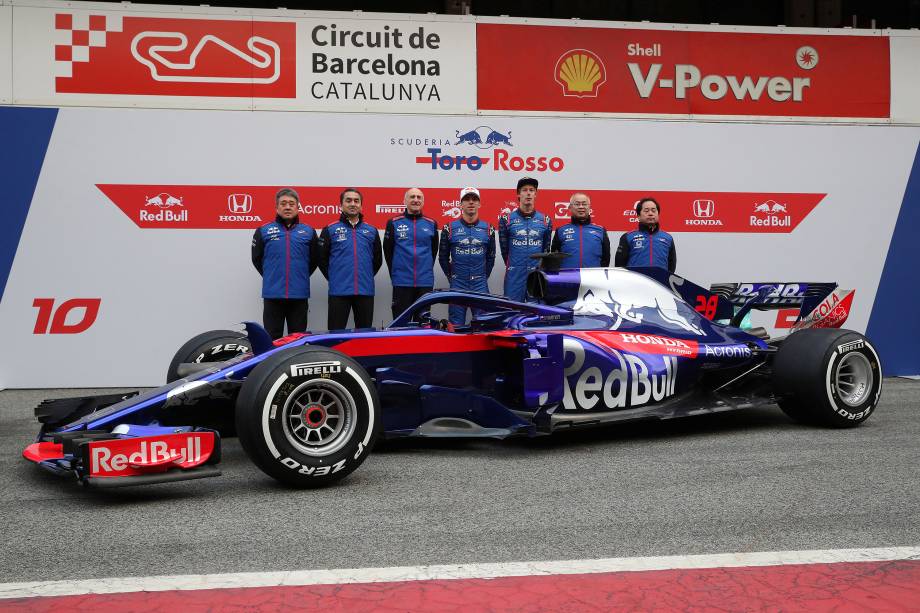 Os pilotos e a equipe da Toro Rosso posam para foto ao lado do novo carro STR13, durante o dia de testes no Circuito da Catalonia, na Espanha - 26/02/2018