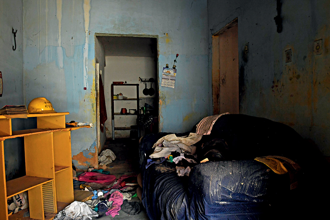 Toque de retirada &ndash; Uma entre vinte casas esvaziadas no bairro Passar&eacute;, a mando dos GDE, em meados de janeiro: ordens de expuls&atilde;o nos muros