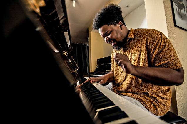 POP, VIOLA E JAZZ - Fã de Chick Corea, o pianista Amaro Freitas adapta o ritmo carnavalesco para as formações típicas do jazz — no lugar da tuba das orquestras de rua, por exemplo, entra o contrabaixo POP, VIOLA E JAZZ - Fã de Chick Corea, o pianista Amaro Freitas adapta o ritmo carnavalesco para as formações típicas do jazz — no lugar da tuba das orquestras de rua, por exemplo, entra o contrabaixo
